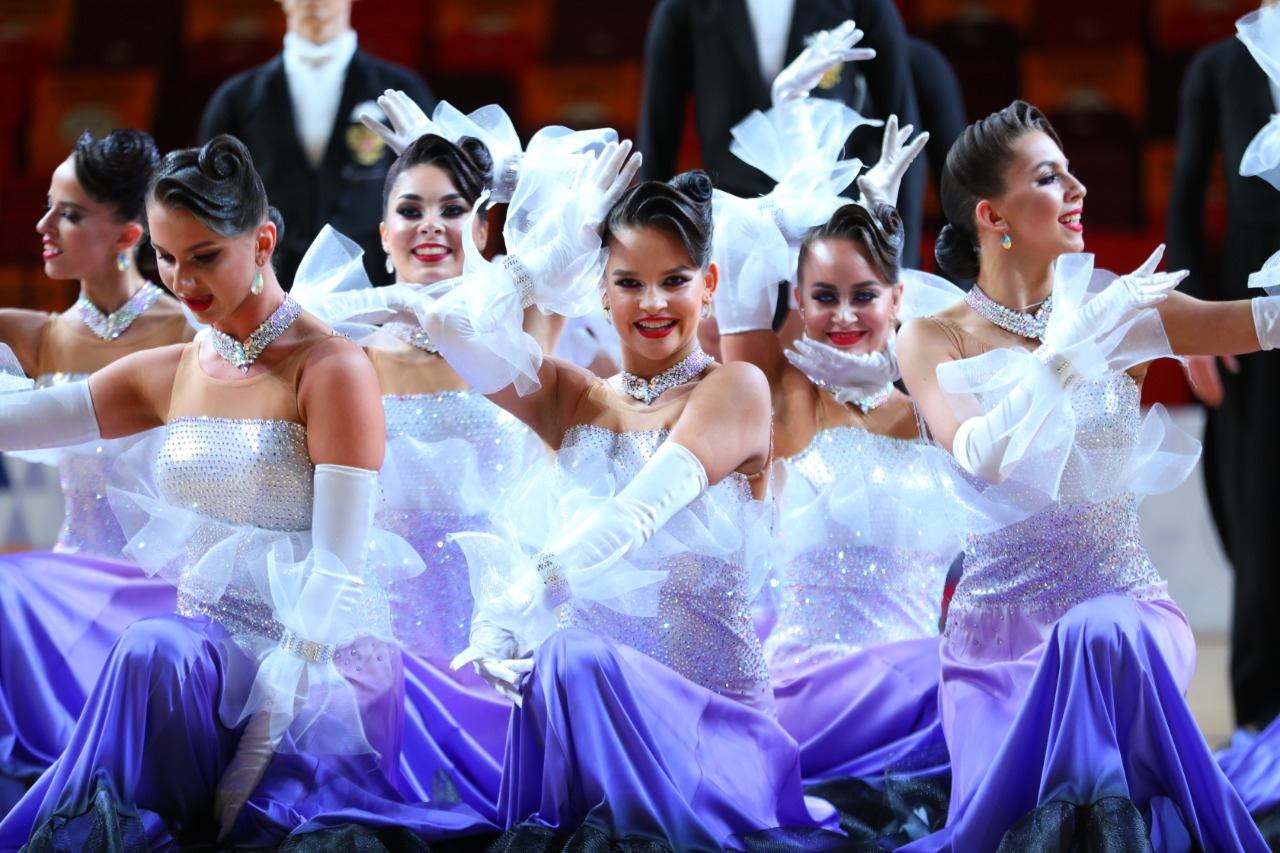 Новогоднее шоу для всей семьи «Формейшн Вера зажигает елки» 