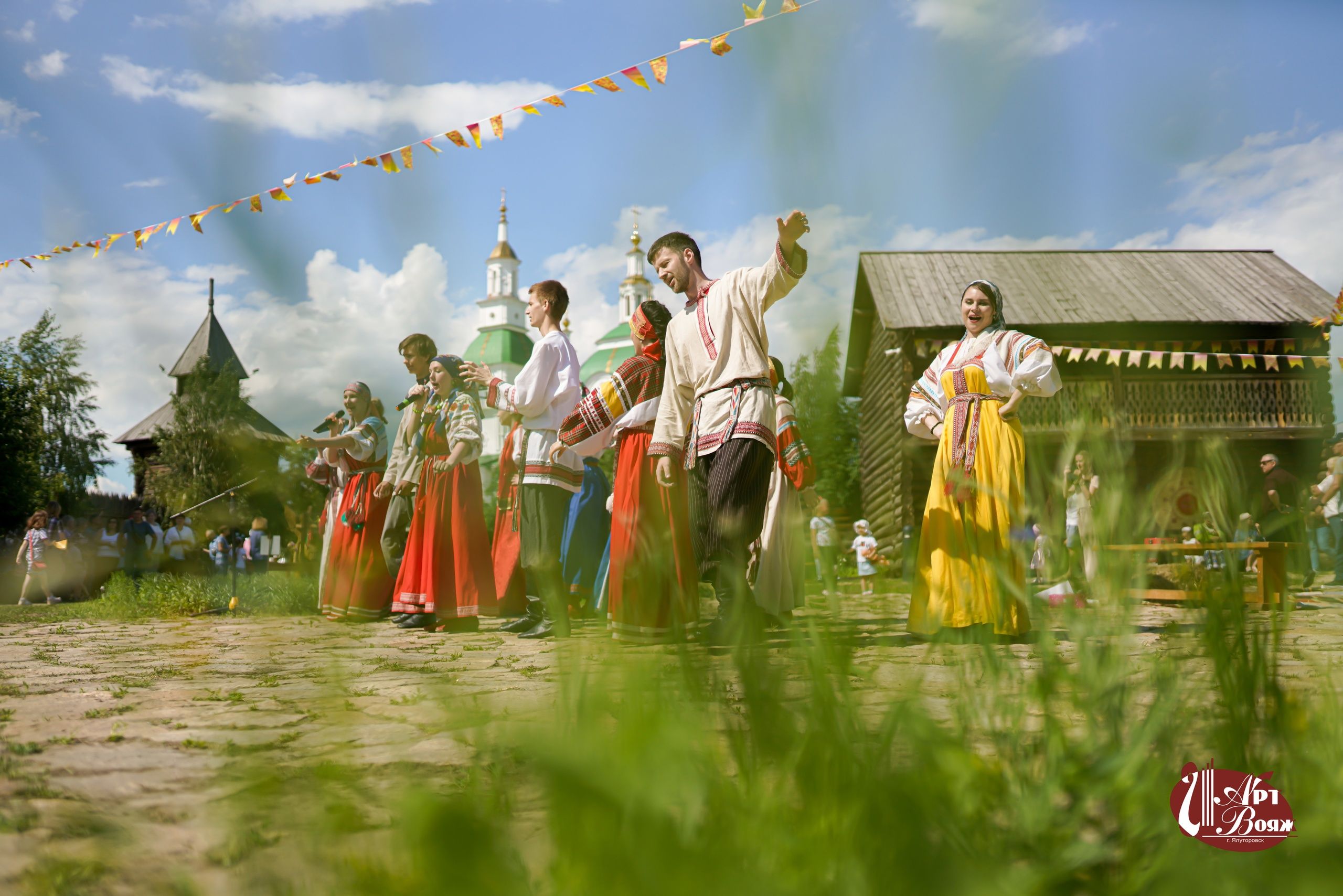 Фольклорный ансамбль «ЯромилЪ» показал праздничную программу «Расходимся да разгуляемся»